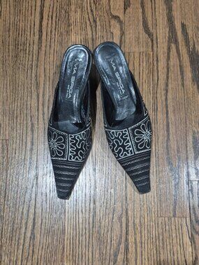 Via Spiga Black Suede Embroidered Pointed Toe Mule Heels Women's 8.5 M Italy